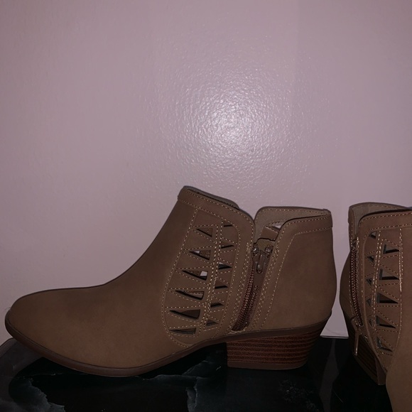 boots🤍 - Picture 2 of 3